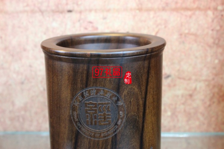 學(xué)校慶典商務(wù)禮品 紅木筆筒 河南財經(jīng)政治大學(xué)定制案例