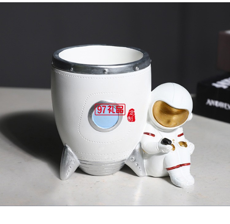 創(chuàng)意時(shí)尚北歐宇航員筆筒多功能桌面收納盒可愛兒童卡通太空人擺件